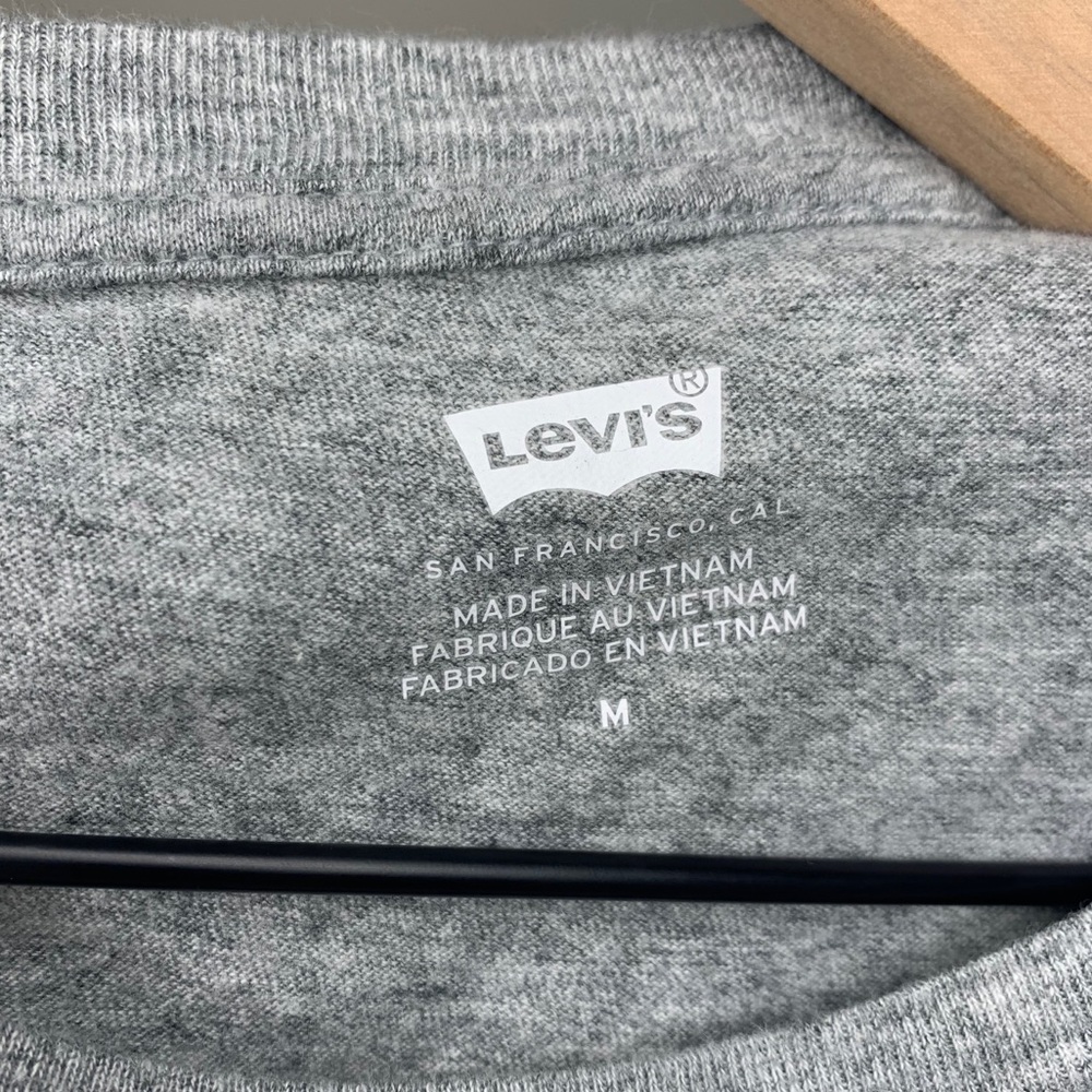 Levi’s Basic Tee Great for Layering - Picture 2 of 2